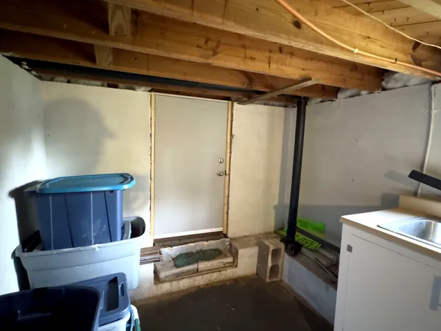 a view of utility room