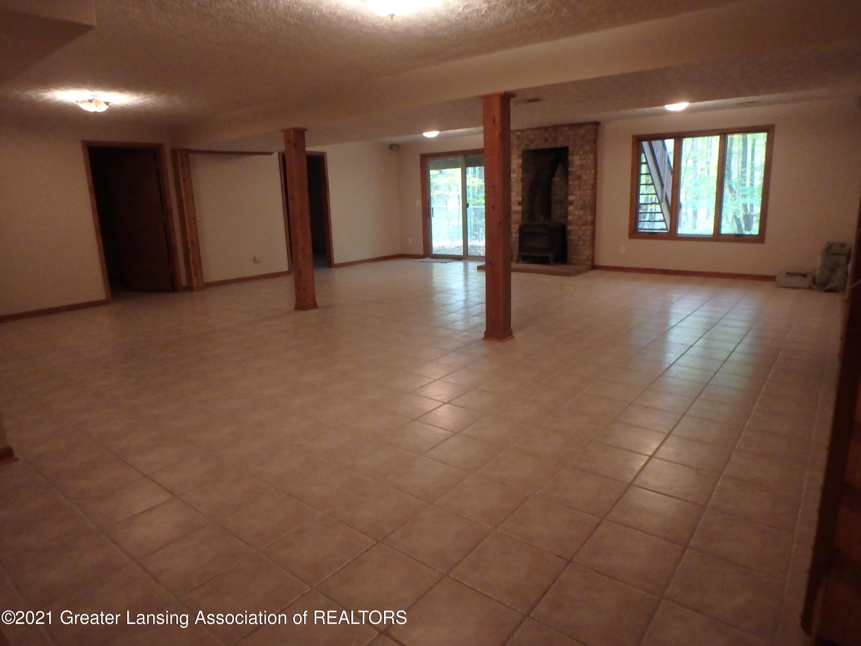 2565 Narrow Lake Road Charlotte, MI 48813 - Photo 40 of 63 Family room