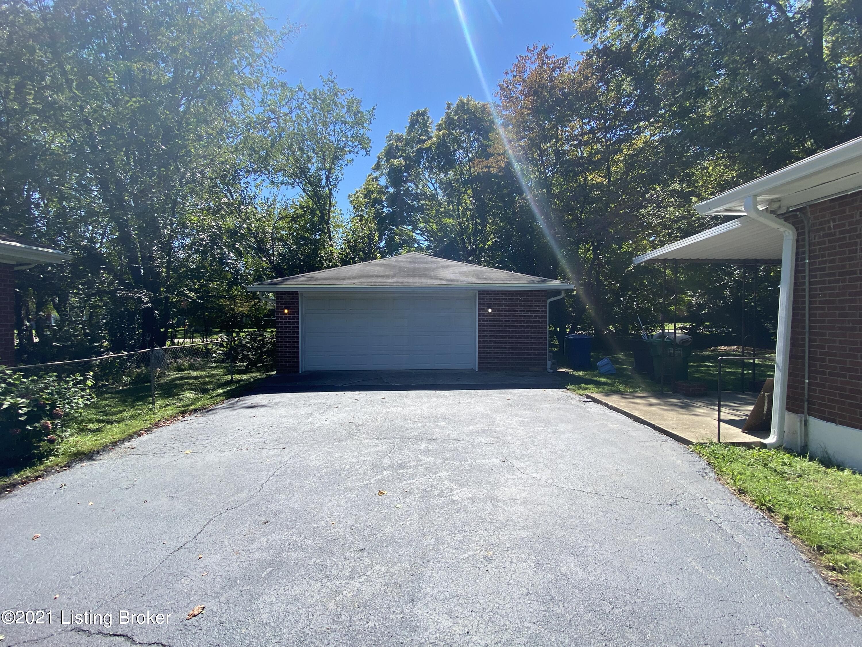 2220 Peaslee Road Louisville, KY 40216 - Photo 26 of 32 IMG-2303