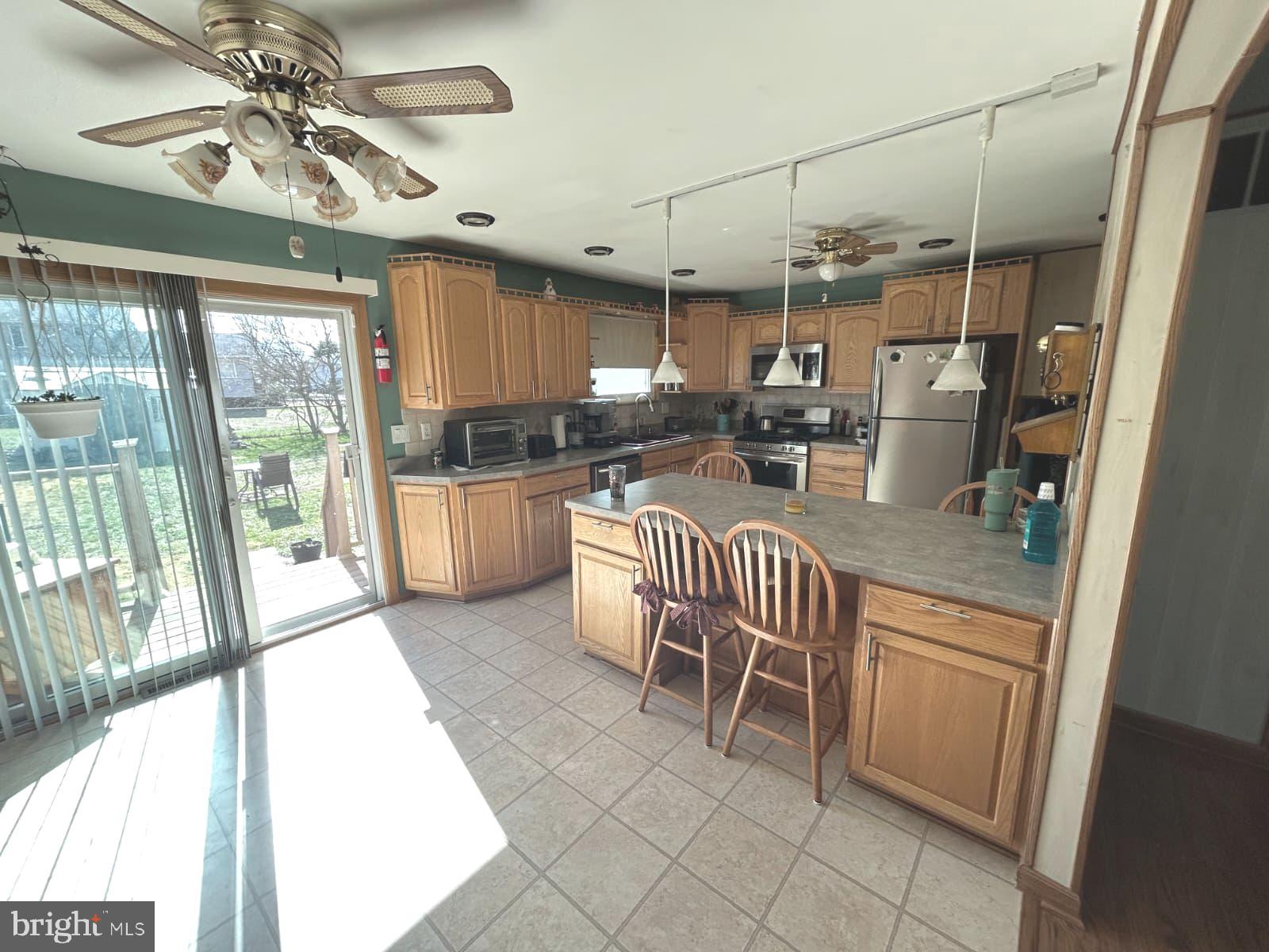 125 Colonial Road Edgewater Park, NJ 08010 - Photo 16 of 43 Kitchen (Eat-In Area)