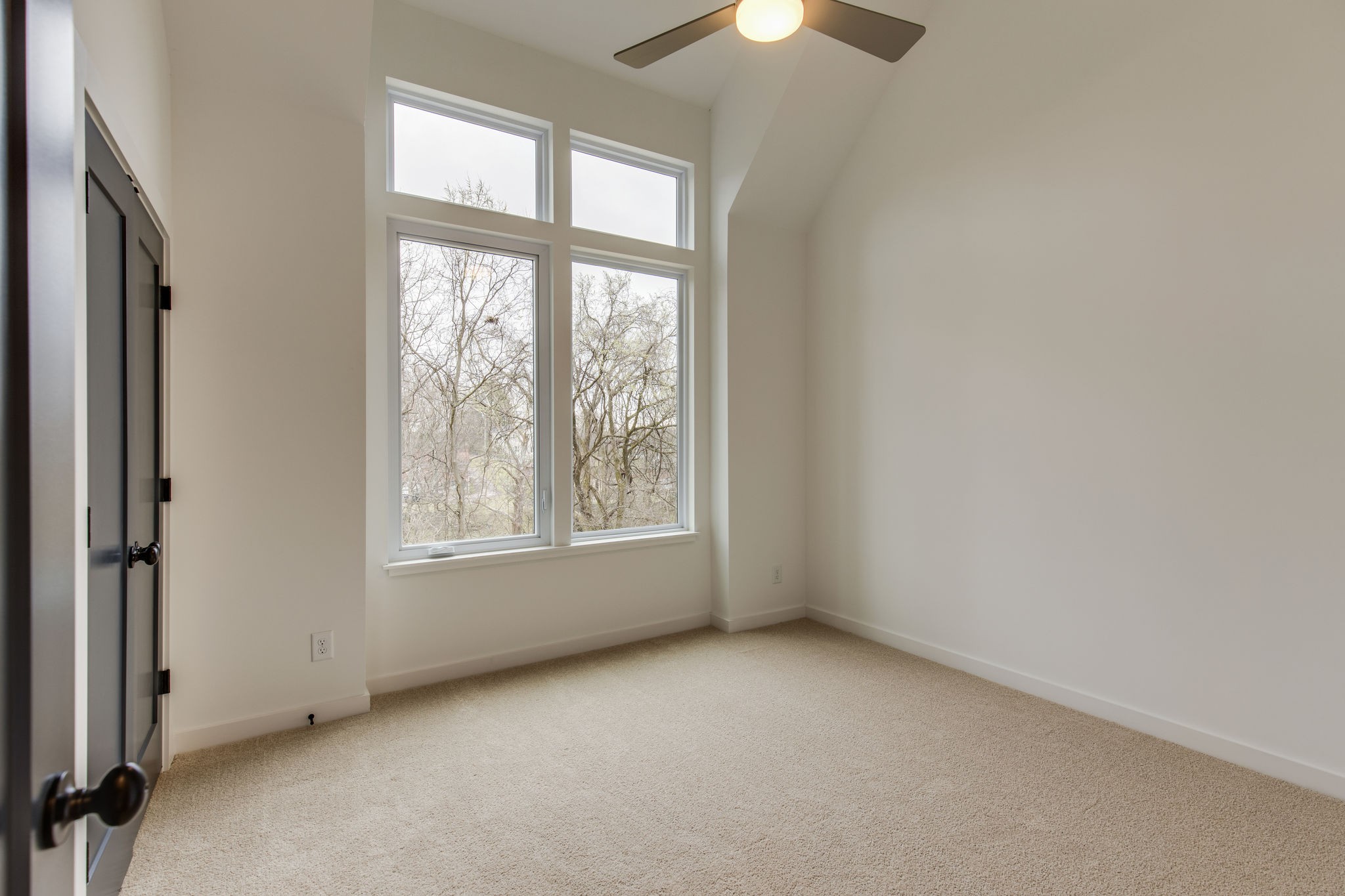 1005 B Mitchell Road Nashville, TN 37206 - Photo 22 of 25 an empty room with a window