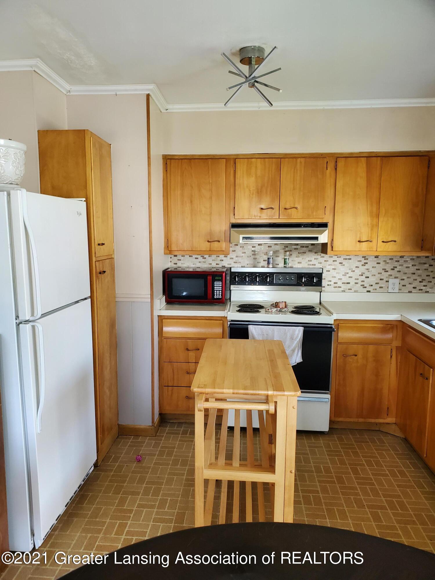 6016 Schafer Road Lansing, MI 48911 - Photo 5 of 34 20210728_120436