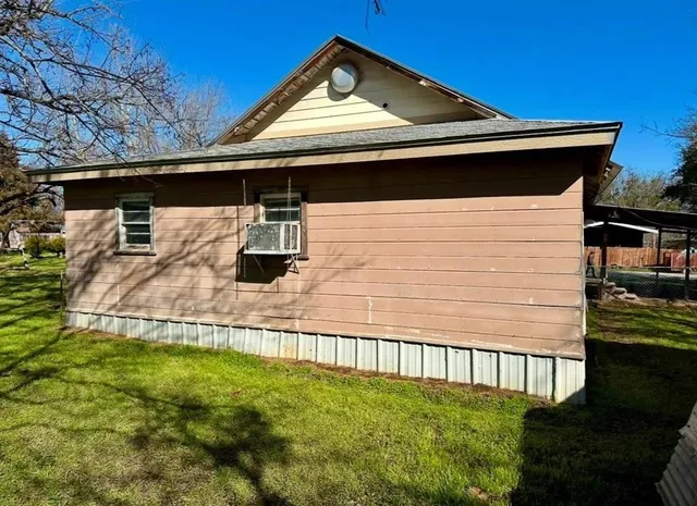 a view of back yard of the house