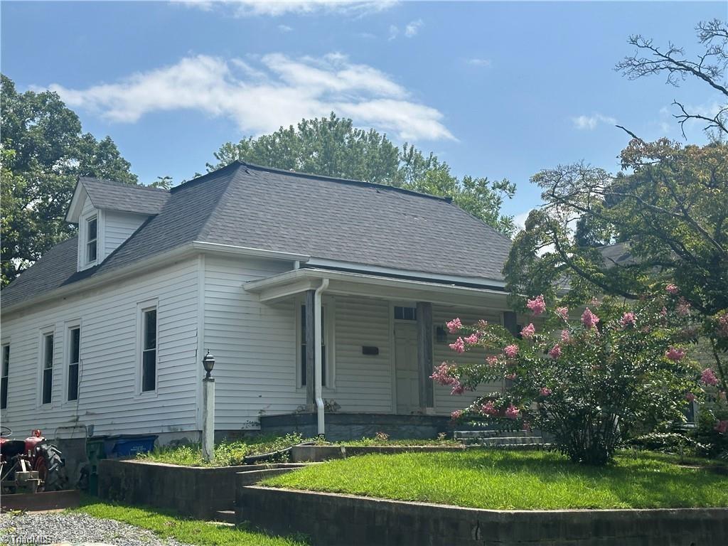 706 Arch Street Mount Airy, NC 27030 - Photo 2 of 27