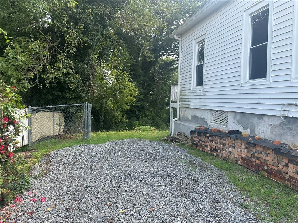 706 Arch Street Mount Airy, NC 27030 - Photo 4 of 27