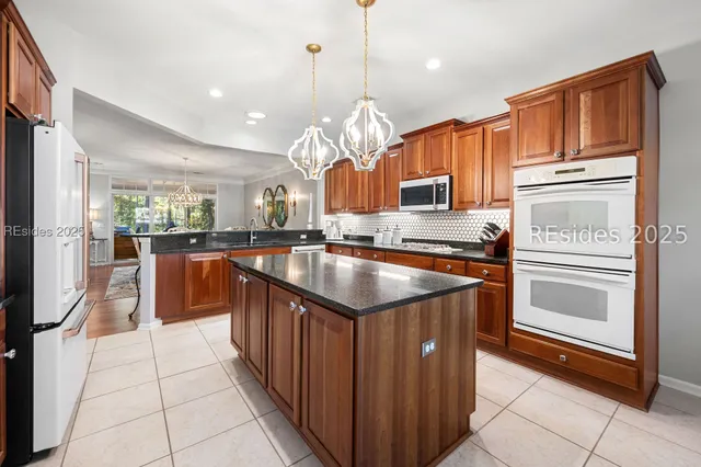 $645,000 | 15 Pinyon Drive, Bluffton, SC 29909