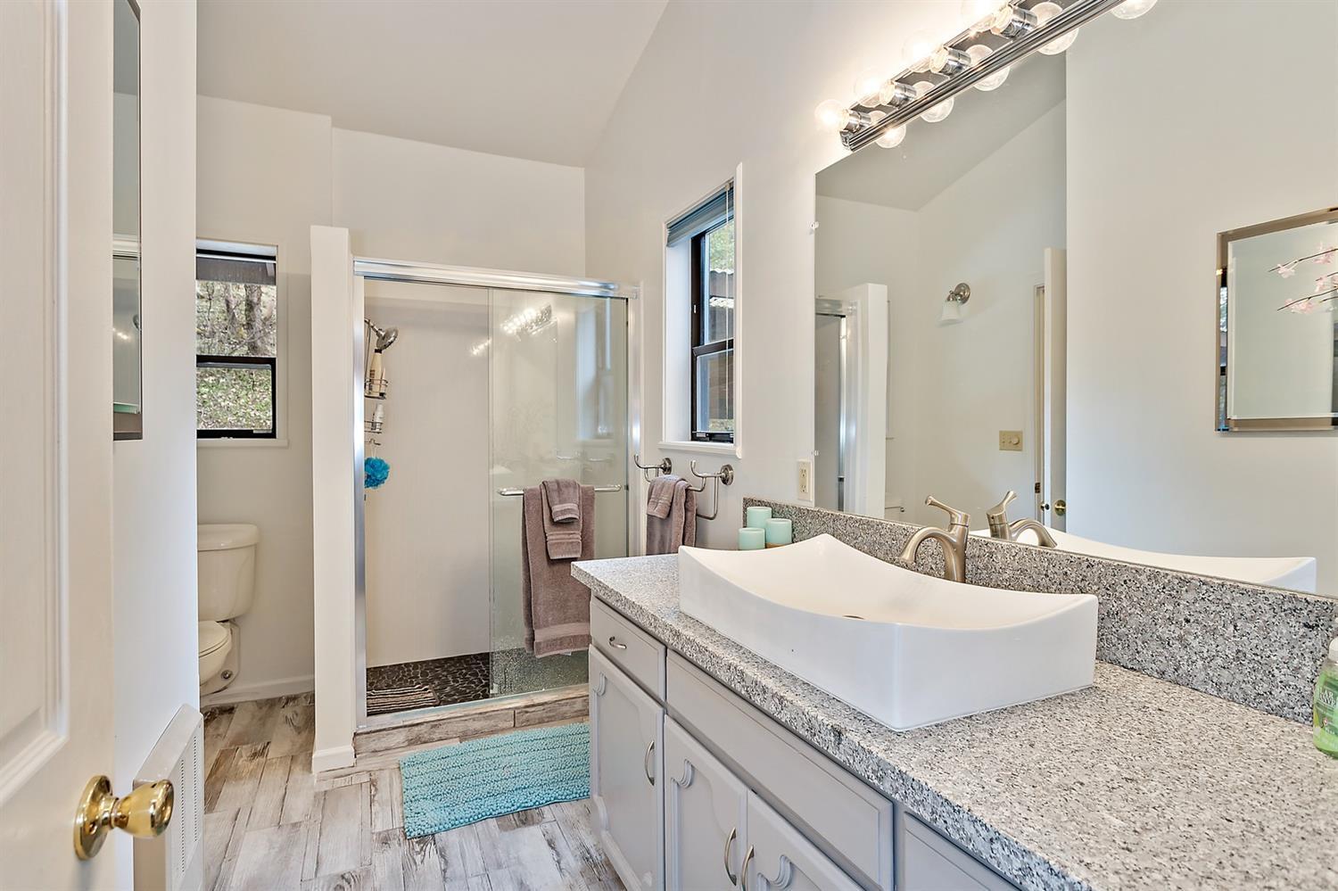 1250 Wards Creek Road Rogue River, OR 97537 - Photo 9 of 32 Master bathroom with granite and tile!