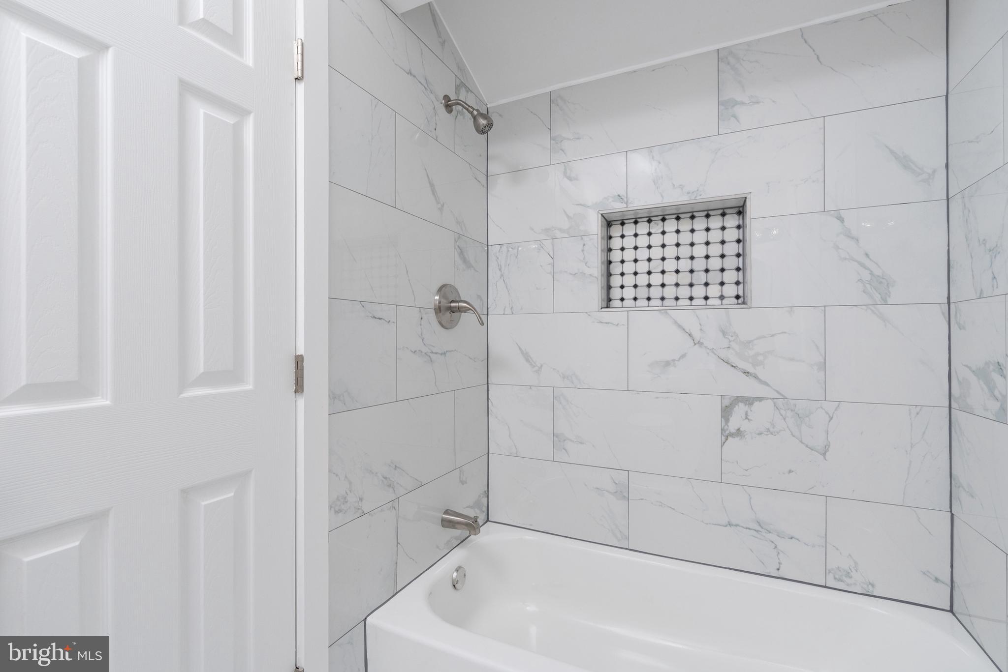 1709 Headwaters Road Midlothian, VA 23113 - Photo 32 of 42 a bathroom with a bathtub