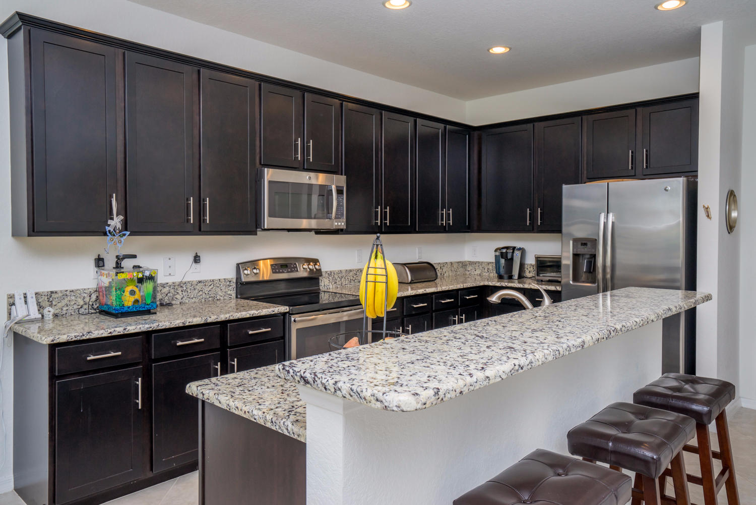 131 Rudder Cay Way Jupiter, FL 33458 - Photo 5 of 38 Kitchen / Breakfast Bar