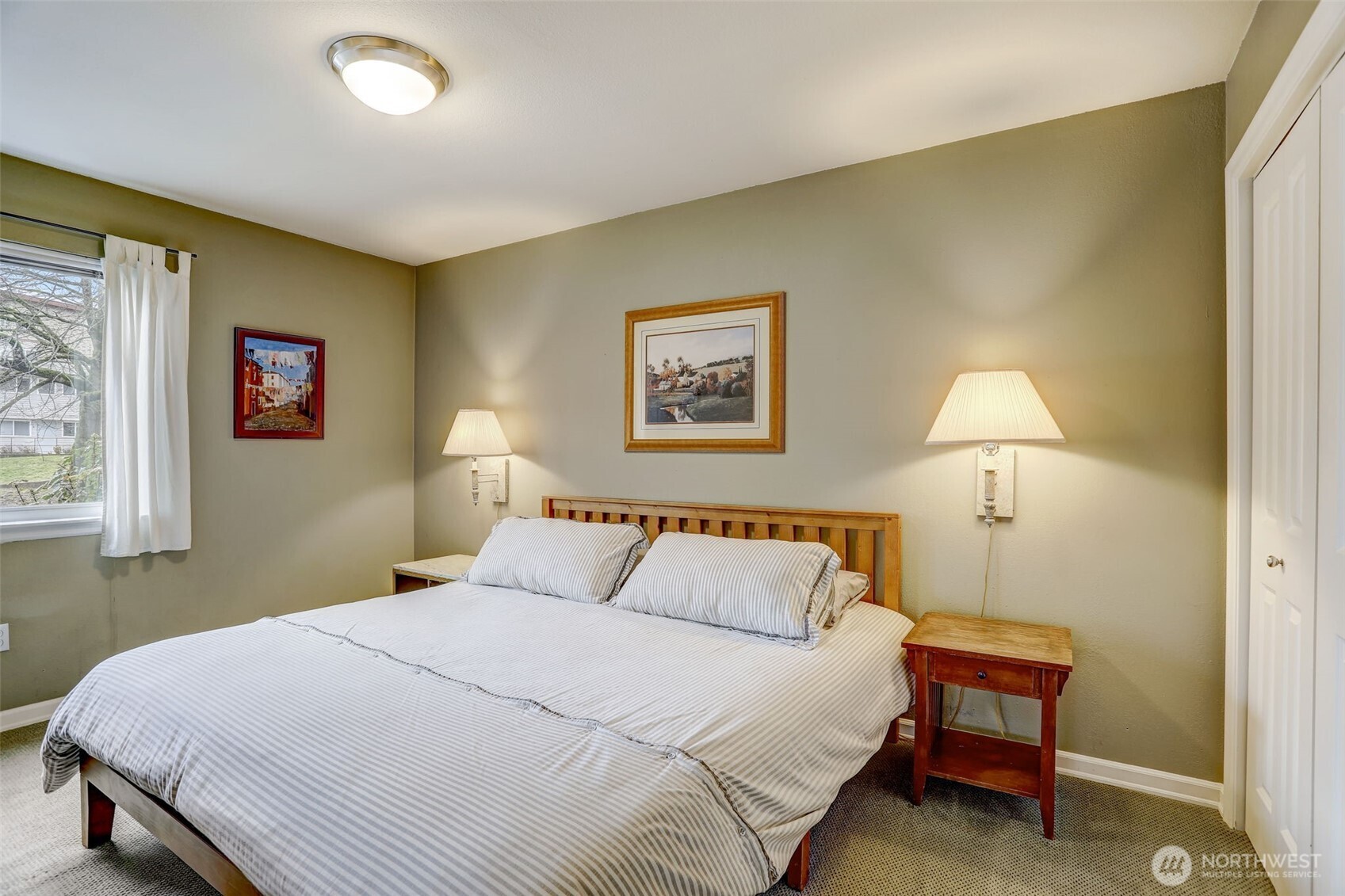 403 East Thomas Street, Unit 19 Seattle, WA 98102 - Photo 18 of 24 a bedroom with a bed and a lamp