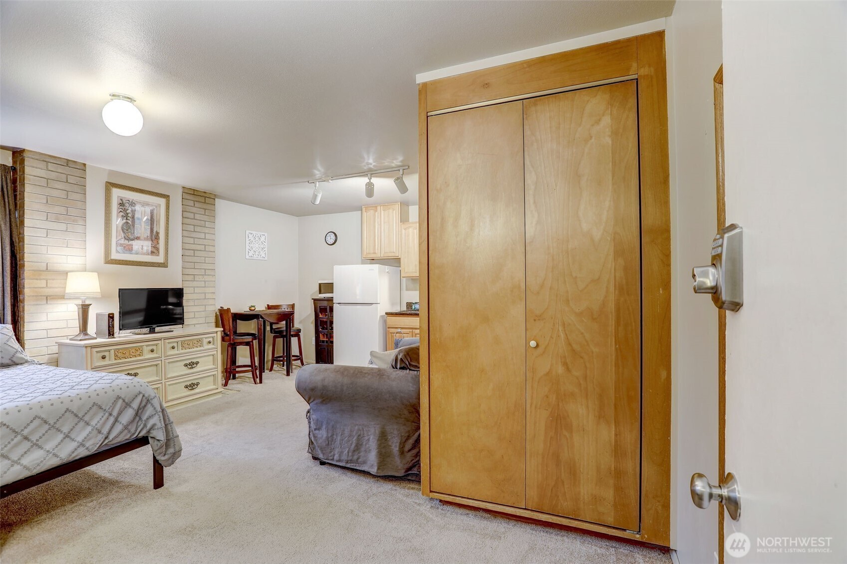 403 East Thomas Street, Unit 19 Seattle, WA 98102 - Photo 21 of 24 a spacious bedroom with a bed and a table