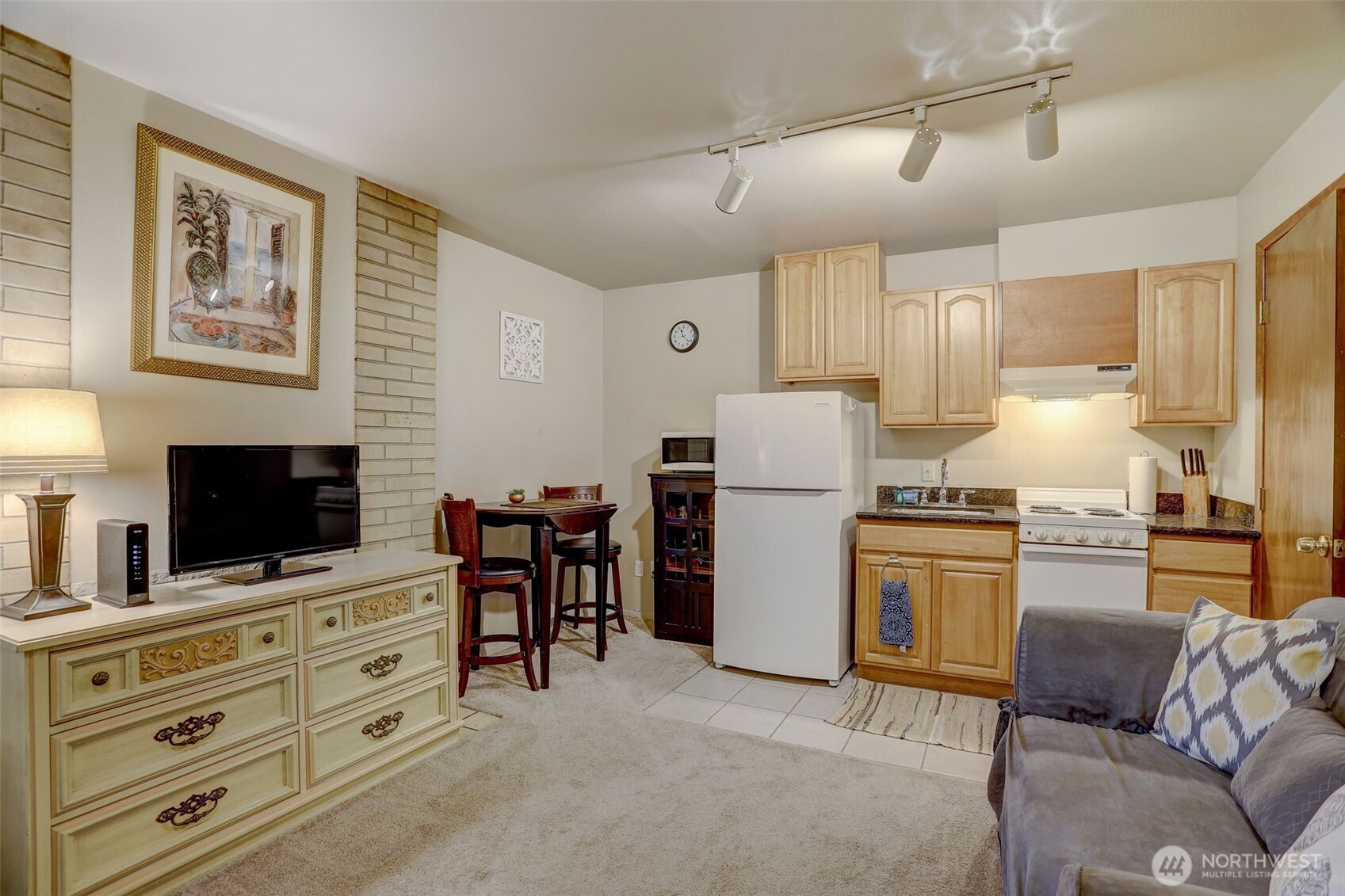 403 East Thomas Street, Unit 19 Seattle, WA 98102 - Photo 23 of 24 a kitchen with stainless steel appliances a stove a refrigerator and a kitchen island