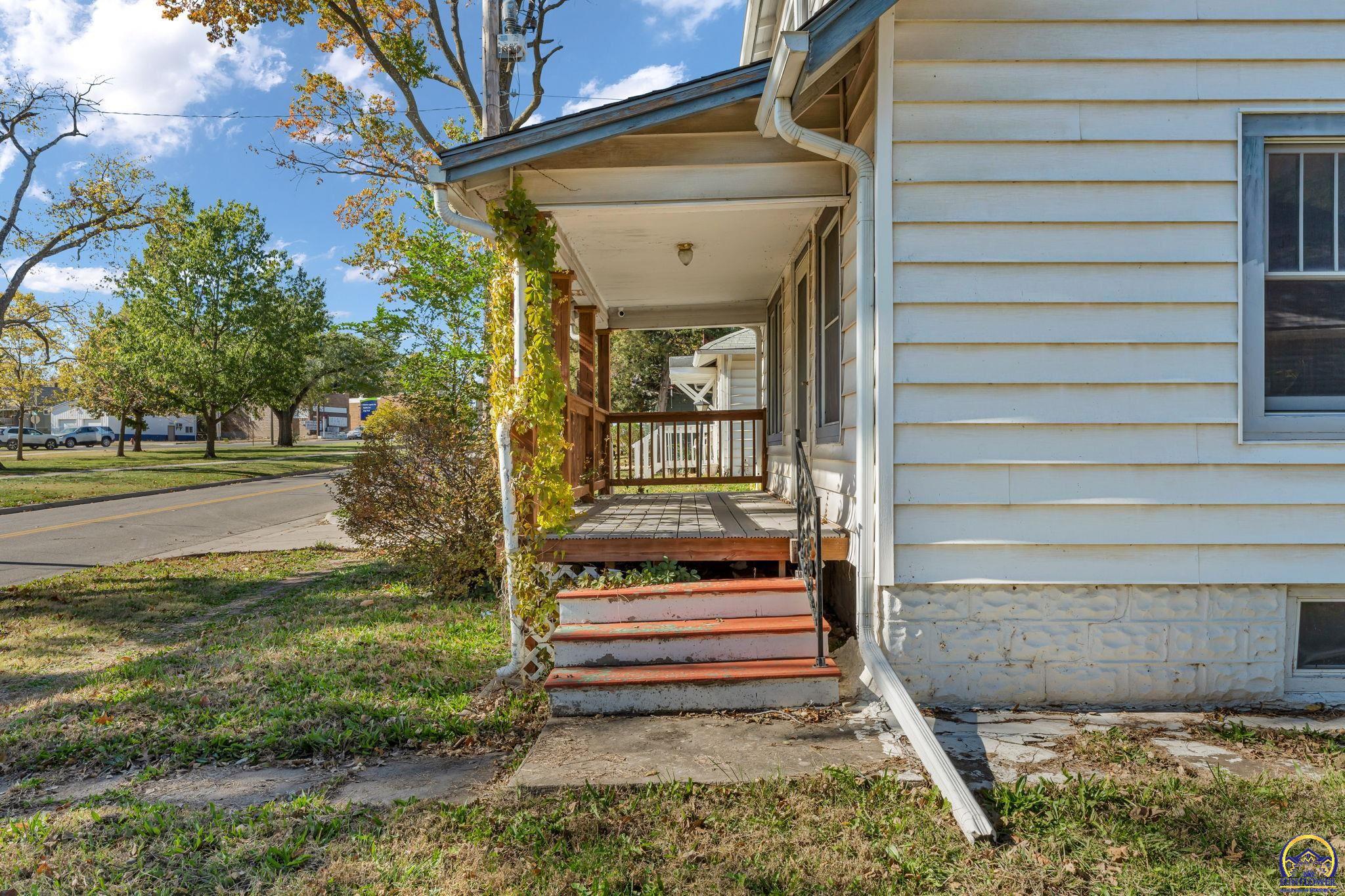 1830 Southwest Willow Avenue Topeka, KS 66606 - Photo 4 of 34