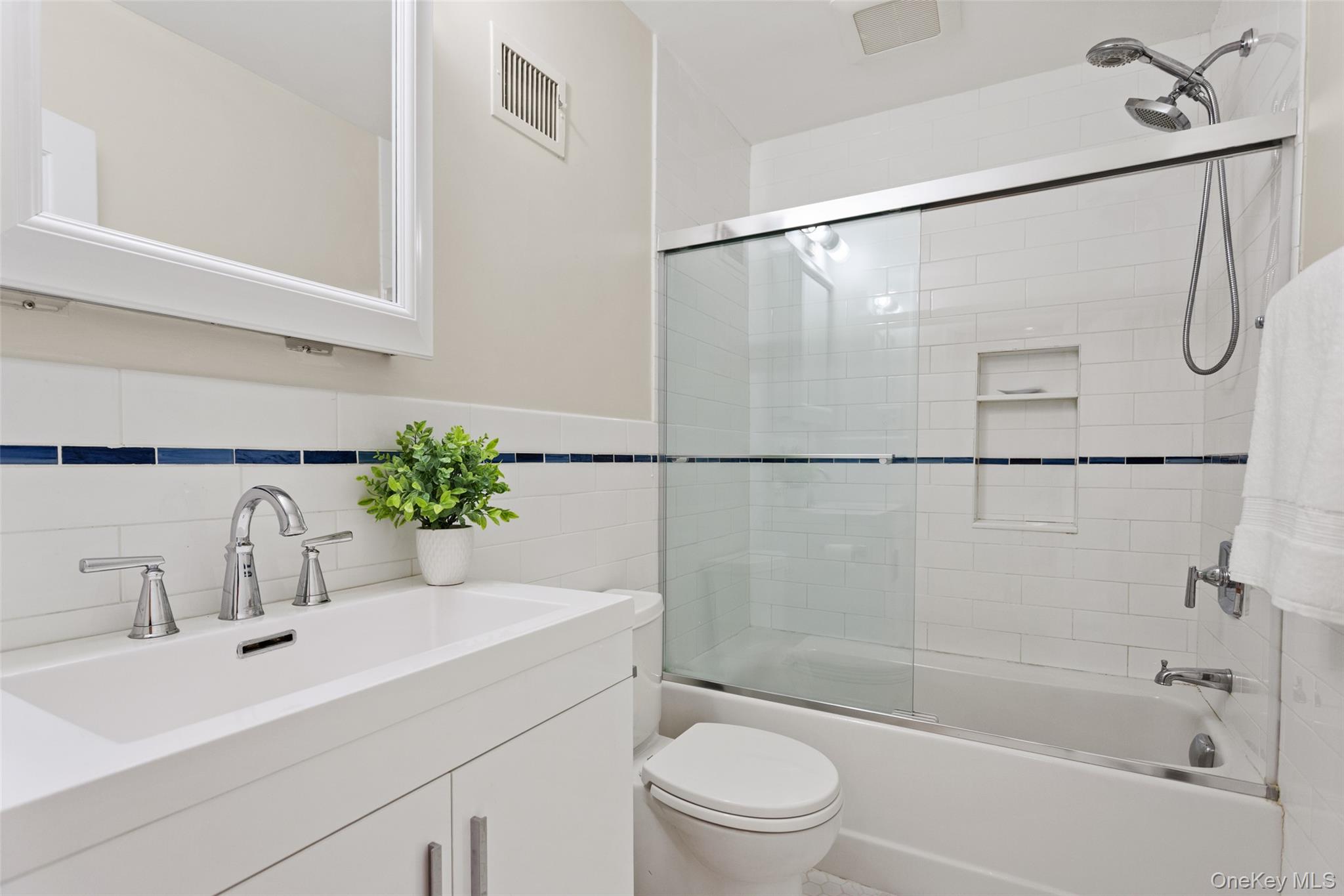 59 White Road Scarsdale, NY 10583 - Photo 32 of 45 Second Floor Hall Bathroom