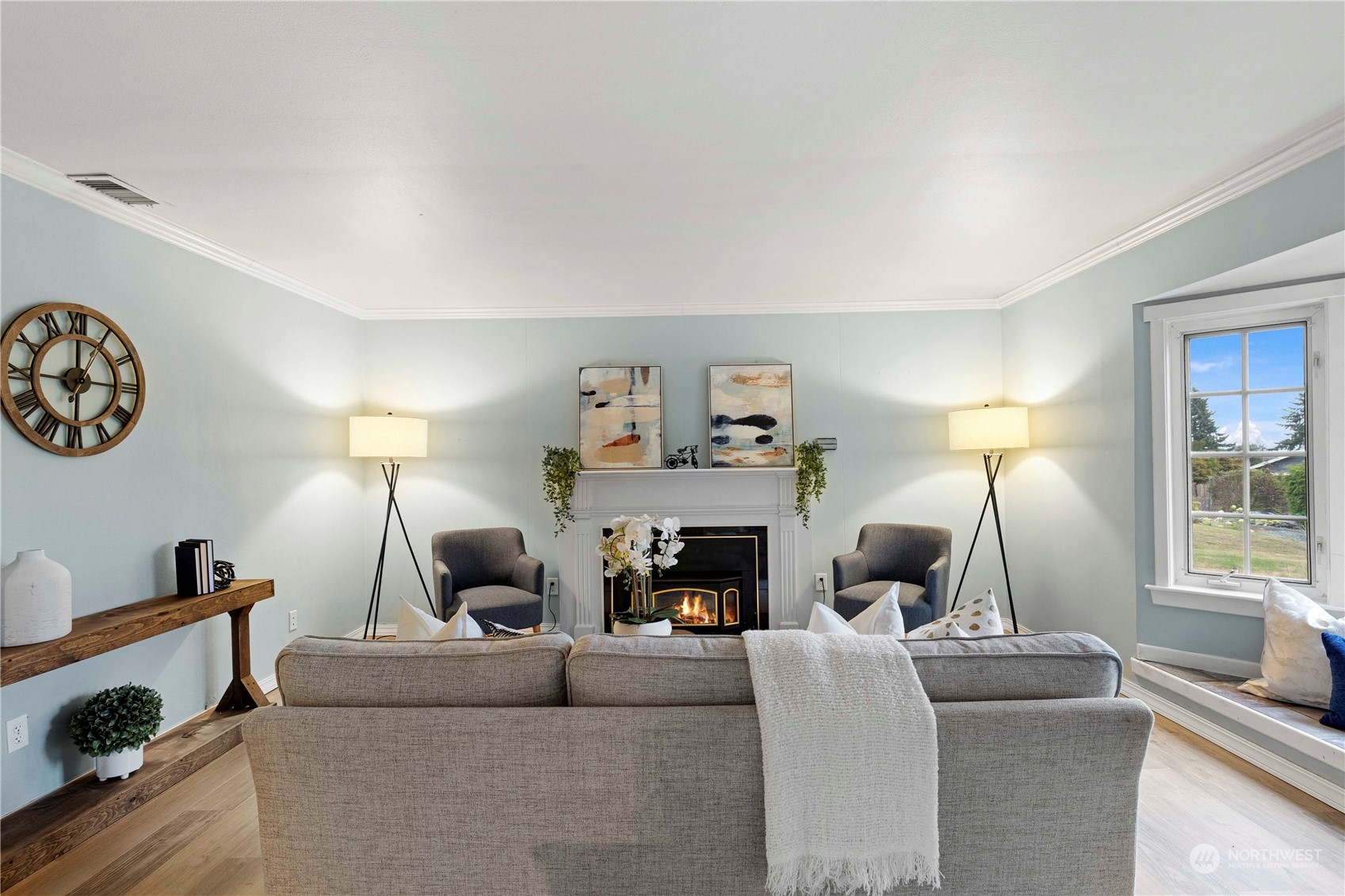 400 Park Place Everett, WA 98203 - Photo 13 of 40 a living room with furniture and a lamp