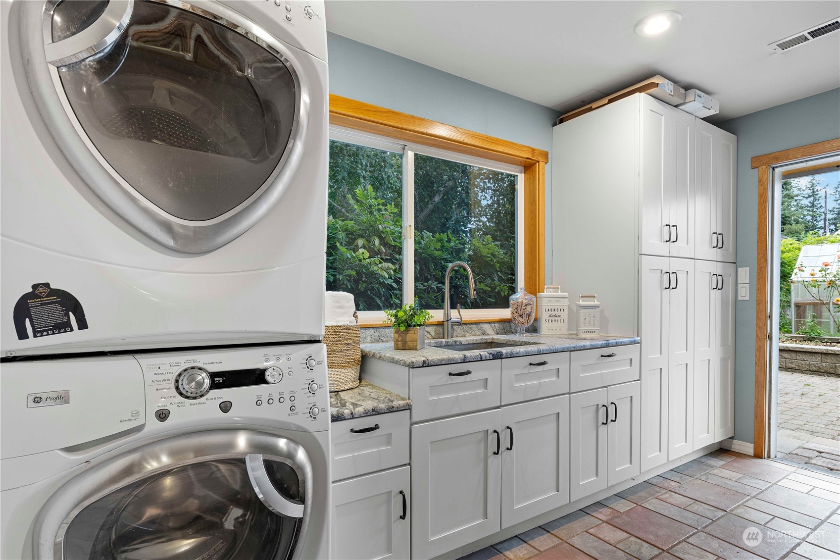 400 Park Place Everett, WA 98203 - Photo 36 of 40 a utility room with sink dryer and washer