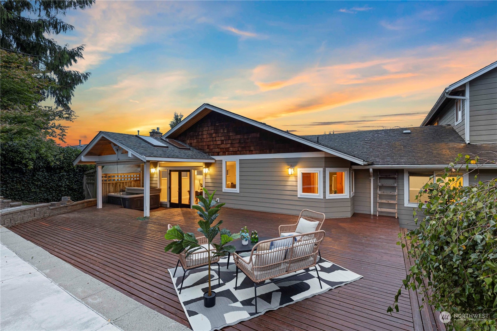 400 Park Place Everett, WA 98203 - Photo 39 of 40 a front view of a house with garden