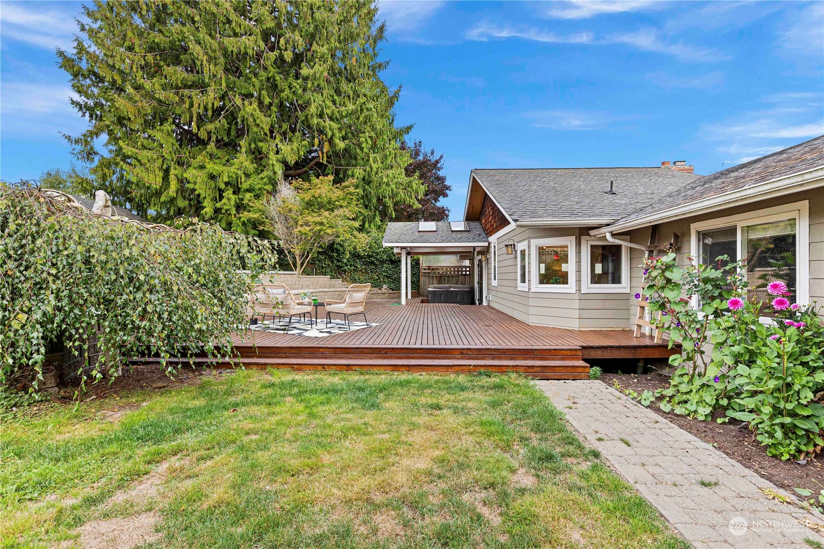 400 Park Place Everett, WA 98203 - Photo 40 of 40 a front view of a house with a yard