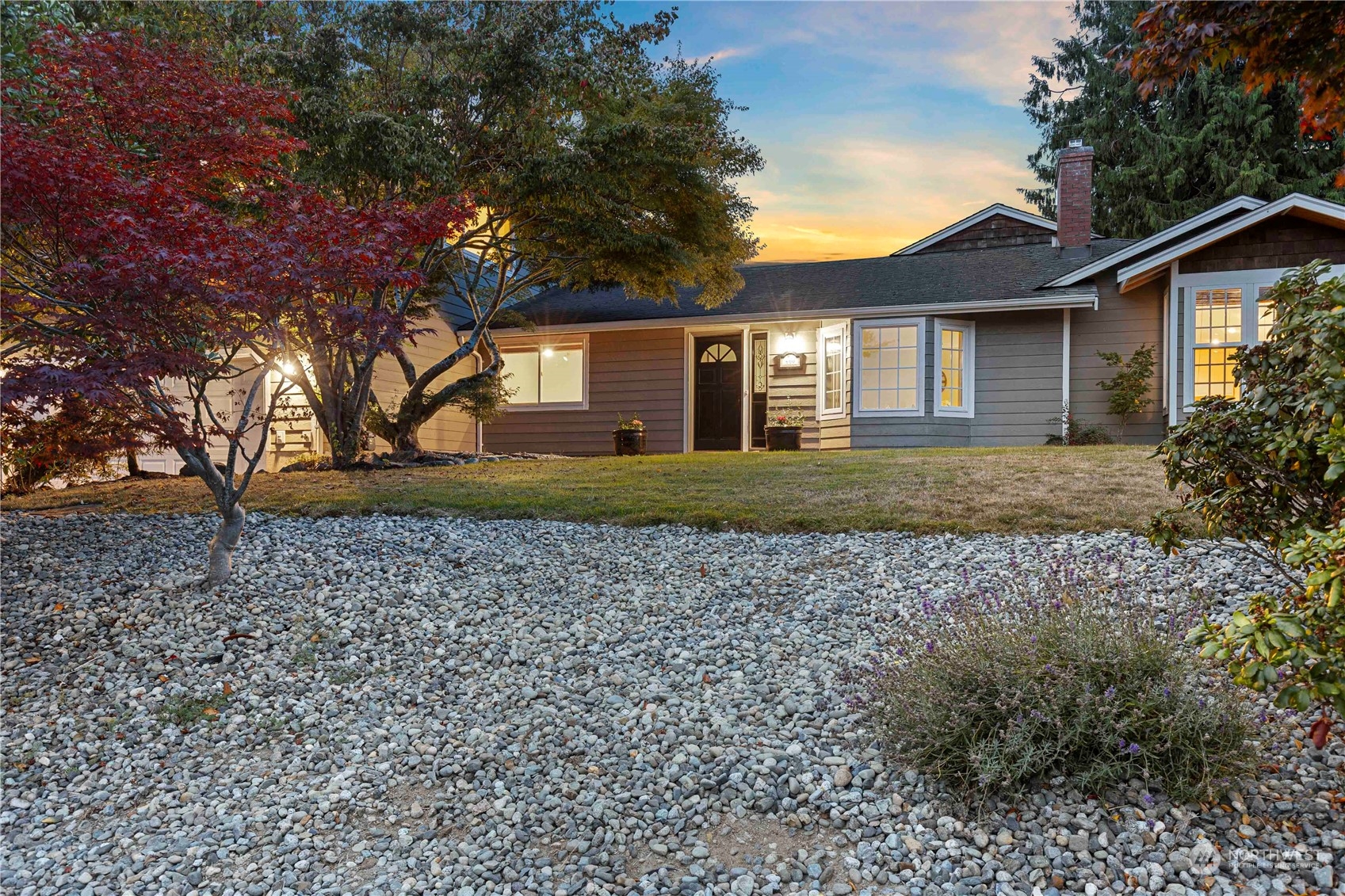400 Park Place Everett, WA 98203 - Photo 5 of 40 a front view of a house with a garden
