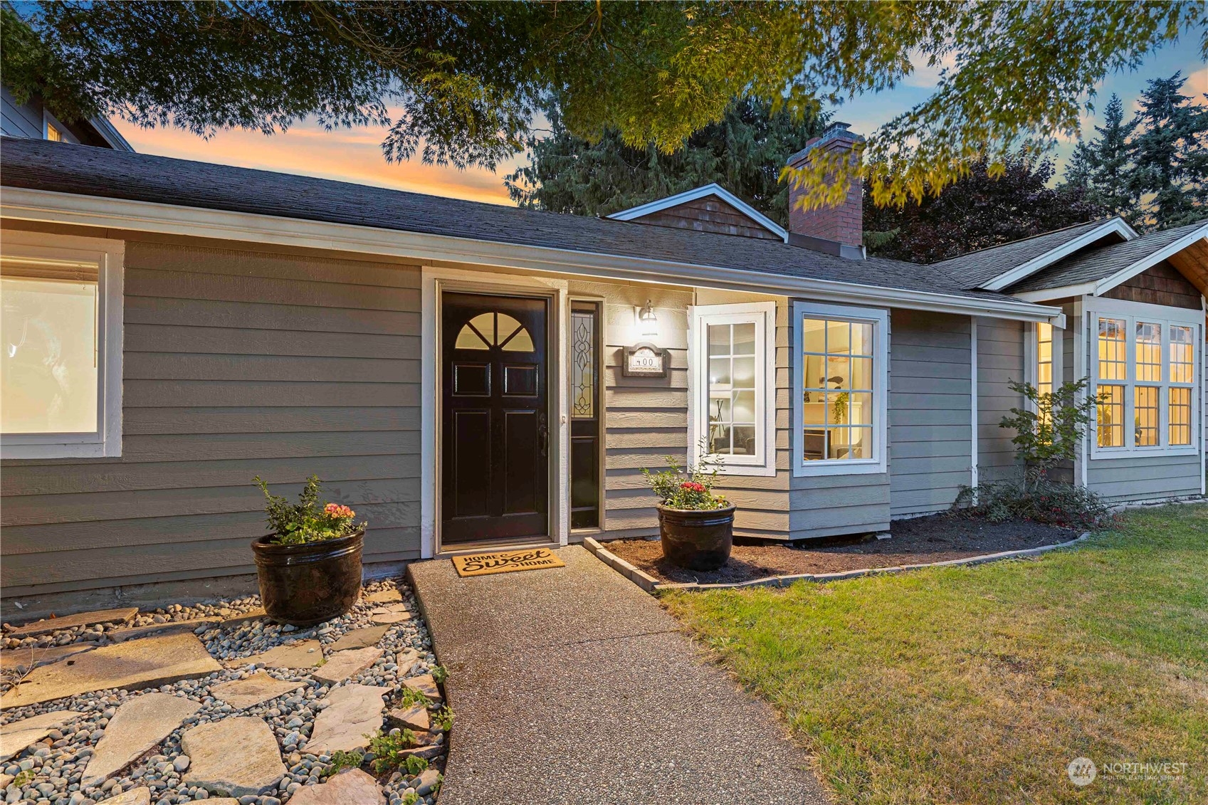 400 Park Place Everett, WA 98203 - Photo 6 of 40 a front view of a house with a yard