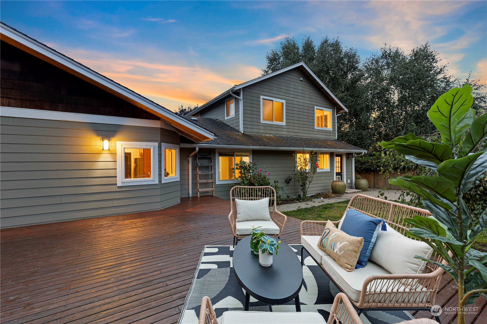 400 Park Place Everett, WA 98203 - Photo 8 of 40 a view of a house with patio