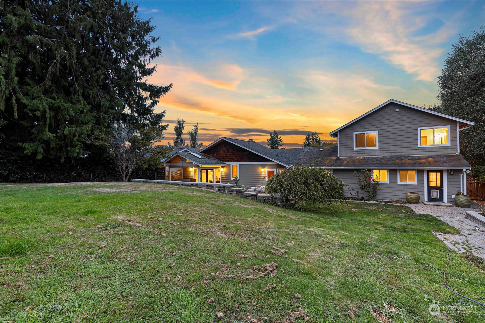400 Park Place Everett, WA 98203 - Photo 10 of 40 a front view of a house with a yard