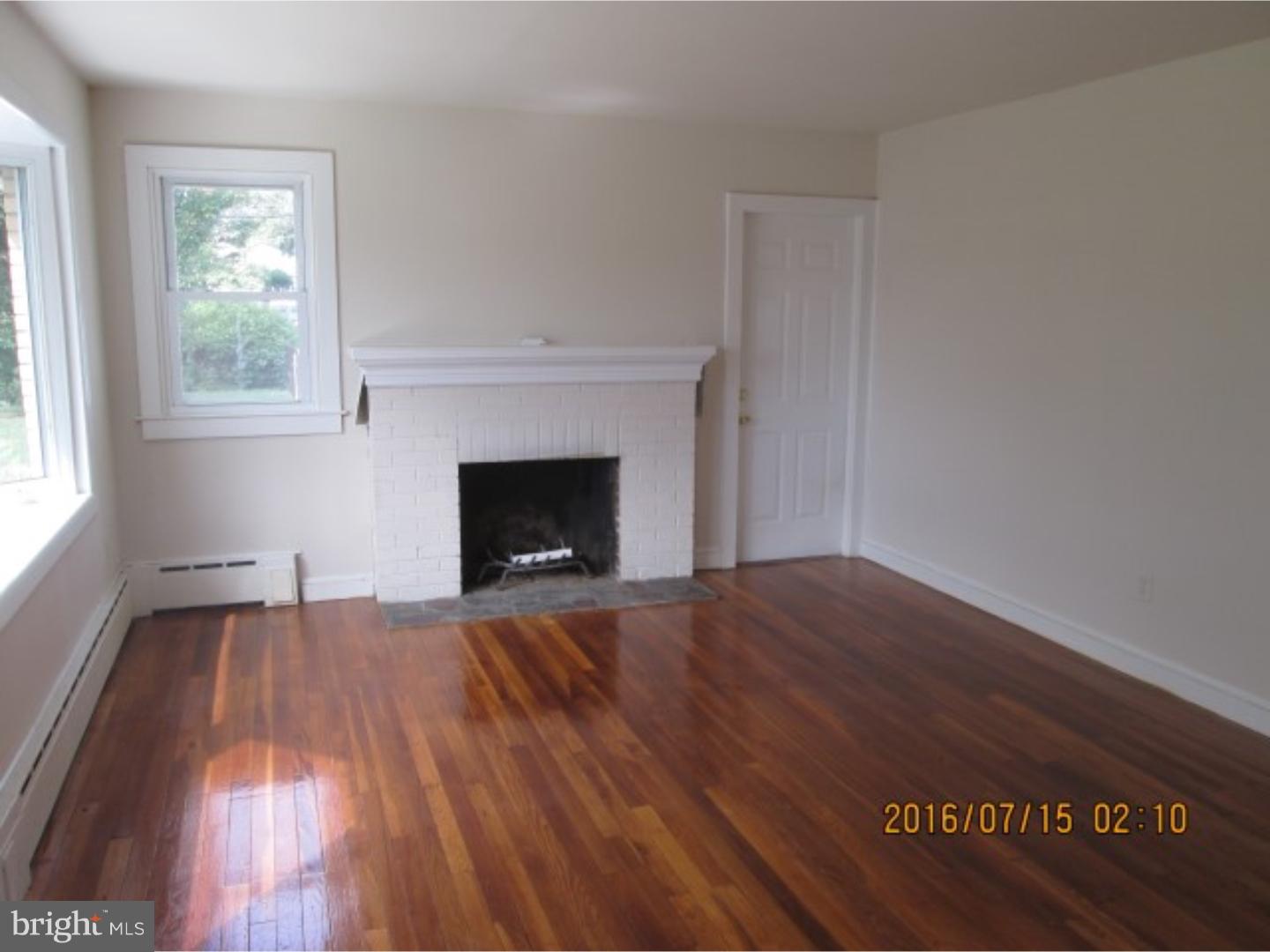 1229 Colson Road Woodlyn, PA 19094 - Photo 3 of 9 Living Room