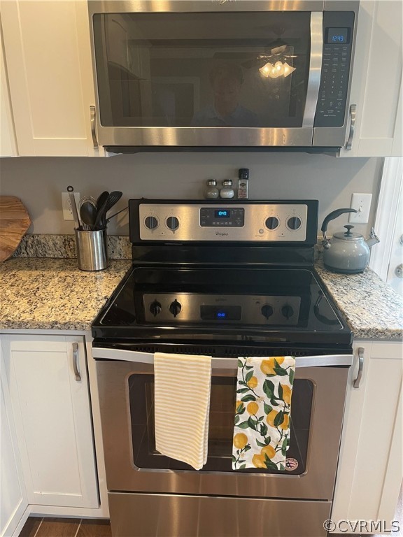 10002 Timber Road Henrico, VA 23228 - Photo 13 of 40 Stylish stainless steel cooktop and microwave