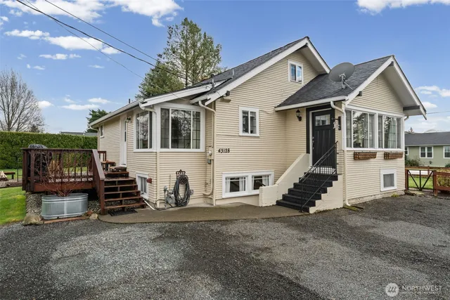 a view of a house with backyard
