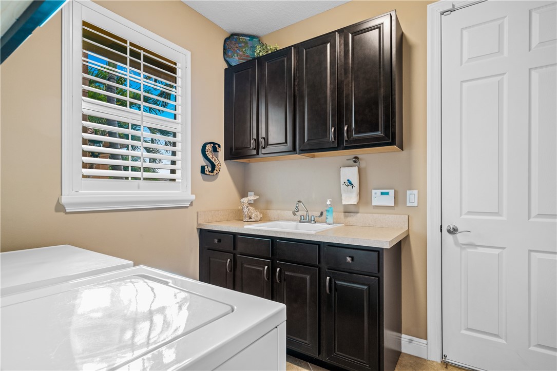 8250 Halbert Lane Vero Beach, FL 32968 - Photo 27 of 36 a bathroom with a sink and a mirror