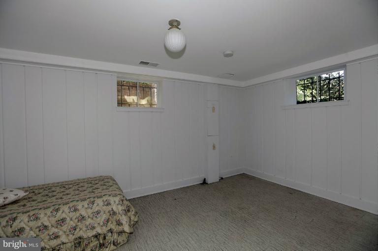 5039 Overlook Road Northwest Washington, DC 20016 - Photo 11 of 27