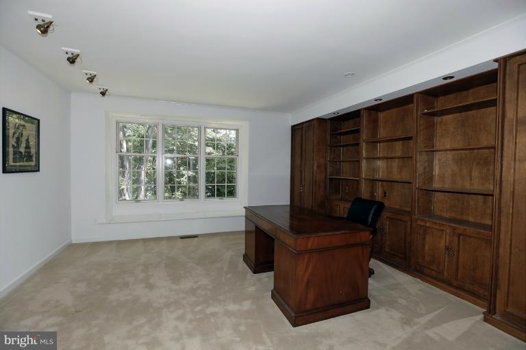 5039 Overlook Road Northwest Washington, DC 20016 - Photo 17 of 27