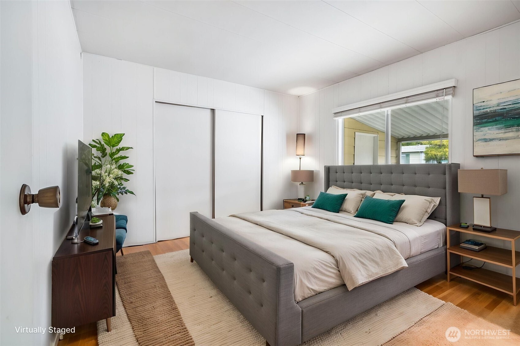 201 Union Avenue Southeast, Unit 111 Renton, WA 98059 - Photo 20 of 40 a bedroom with a bed and a potted plant