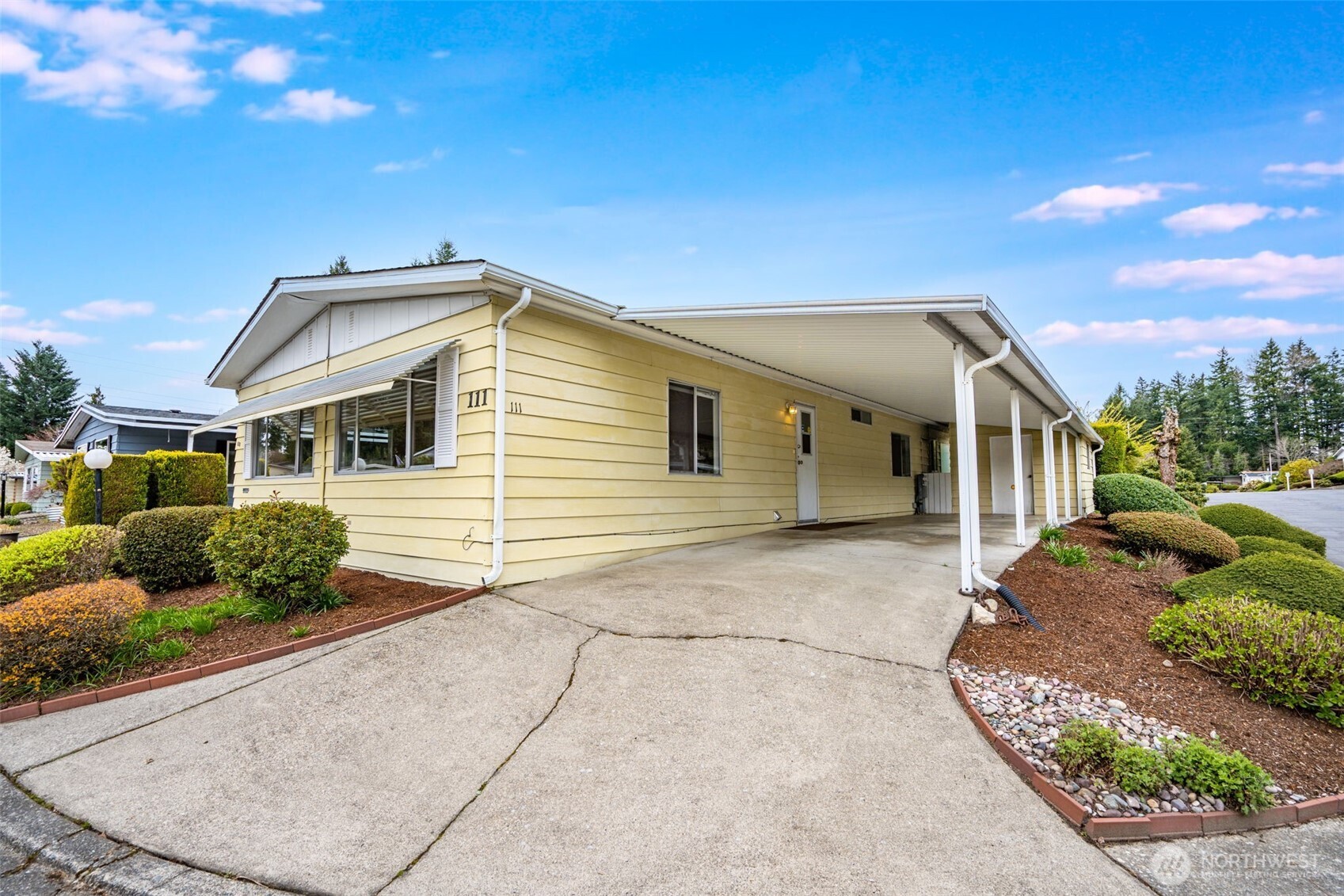 201 Union Avenue Southeast, Unit 111 Renton, WA 98059 - Photo 28 of 40 a front view of a house with a garden
