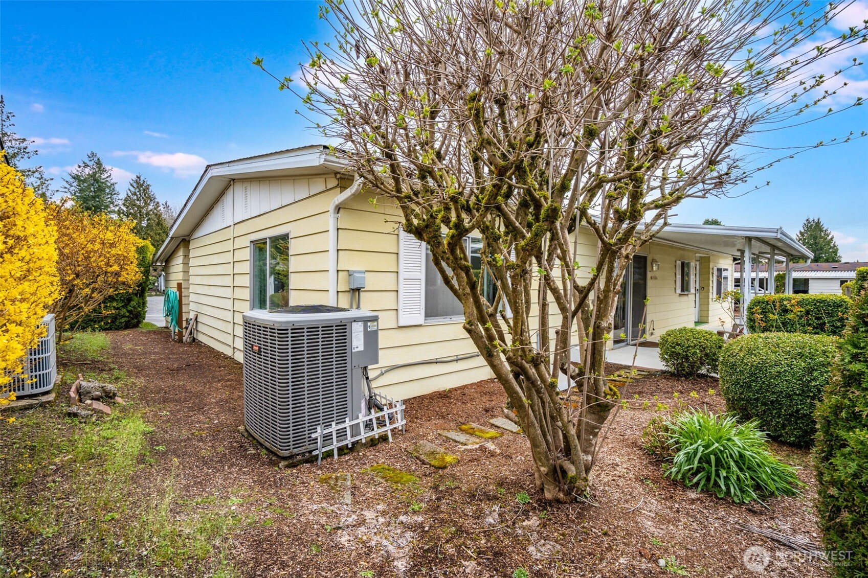 201 Union Avenue Southeast, Unit 111 Renton, WA 98059 - Photo 31 of 40 a front view of a house with a garden