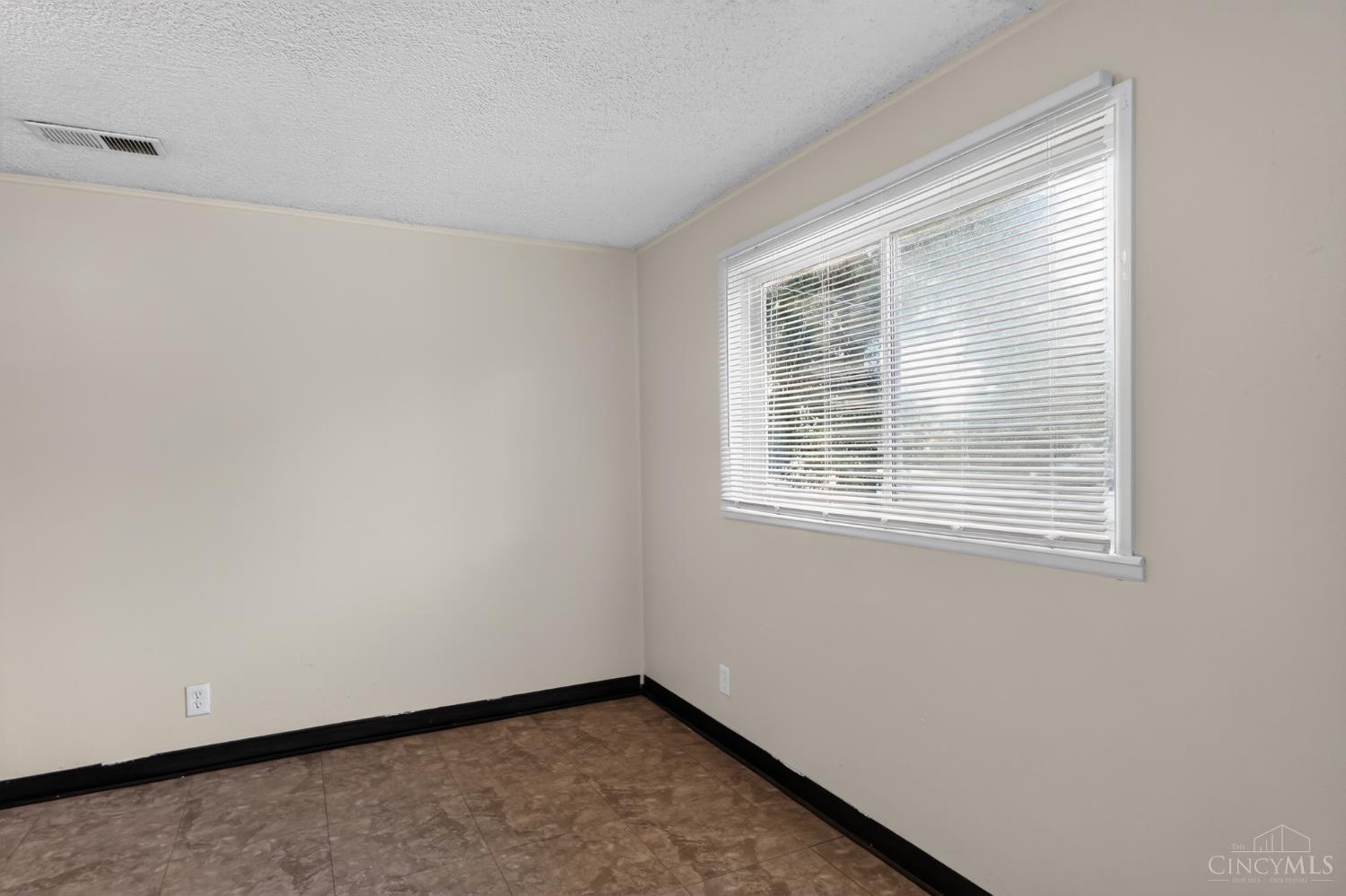 8587 Daly Road Cincinnati, OH 45231 - Photo 13 of 30