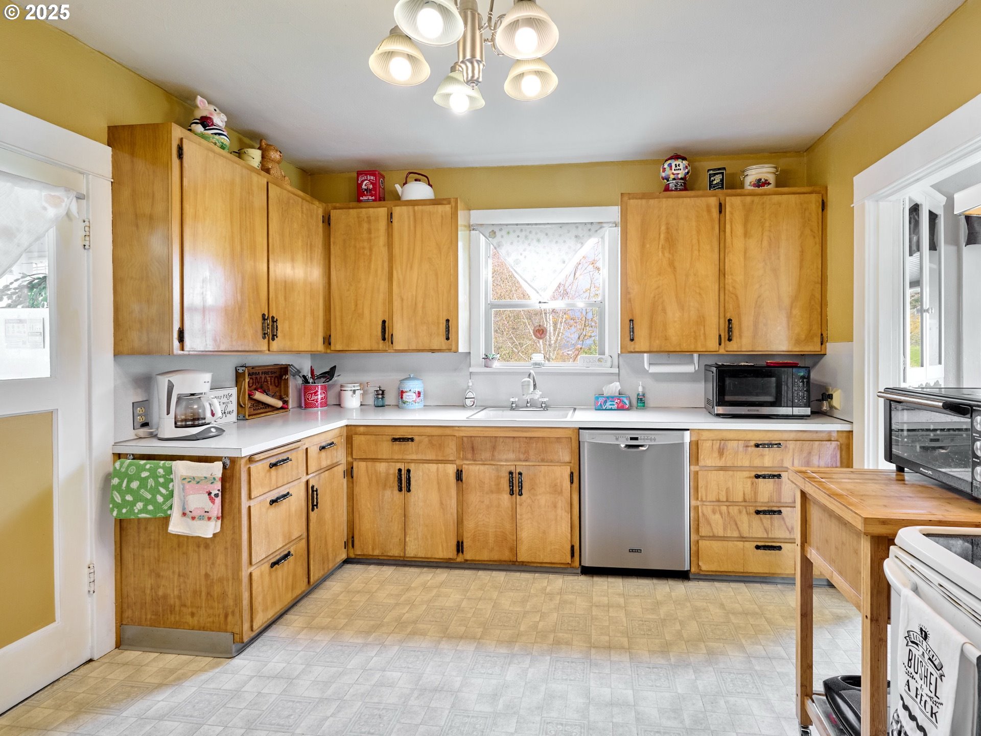 13595 South Warrick Road Molalla, OR 97038 - Photo 11 of 48 a large kitchen with a large window