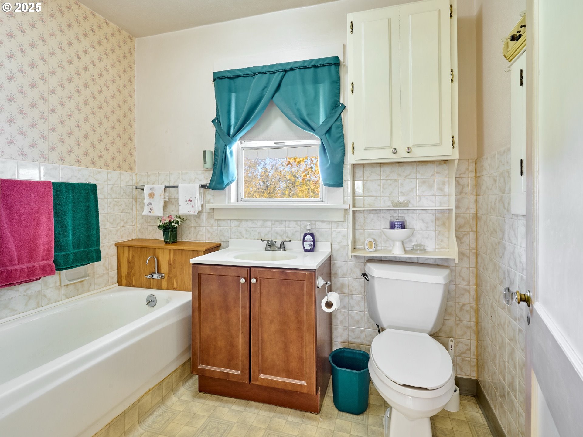 13595 South Warrick Road Molalla, OR 97038 - Photo 14 of 48 a bathroom with a toilet sink and bathtub