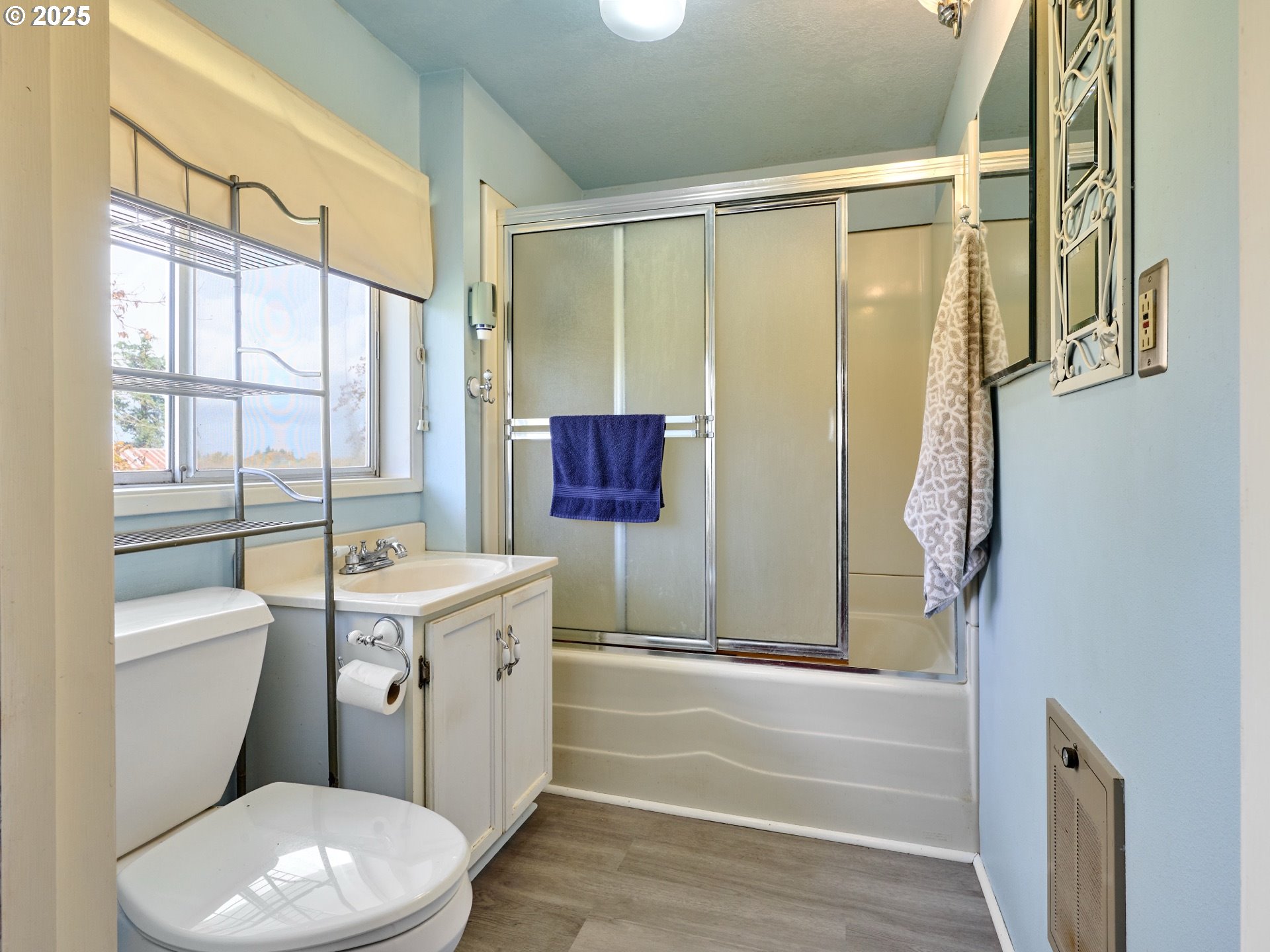 13595 South Warrick Road Molalla, OR 97038 - Photo 20 of 48 a bathroom with a sink a toilet and shower