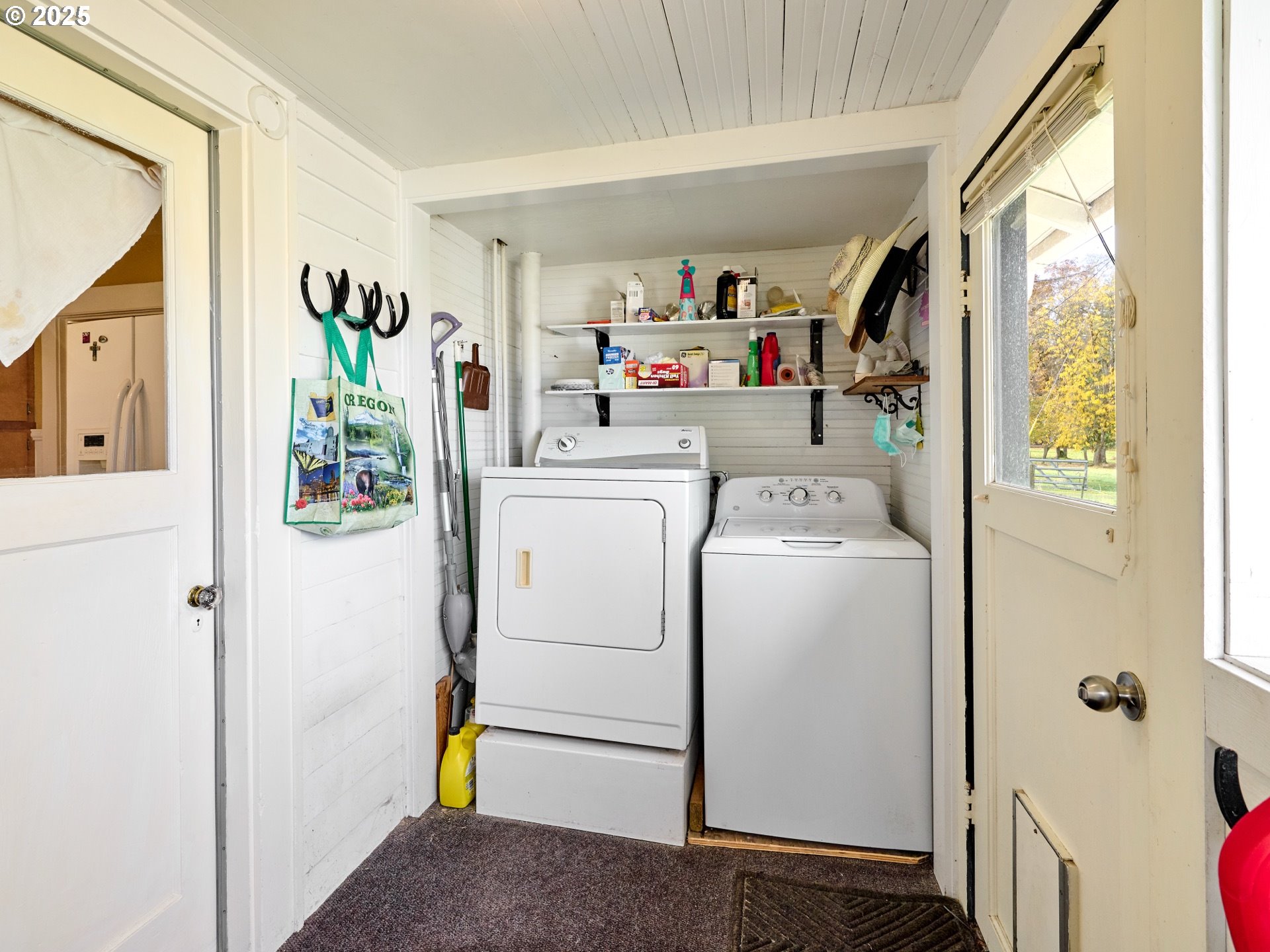 13595 South Warrick Road Molalla, OR 97038 - Photo 21 of 48 a utility room with dryer and washer