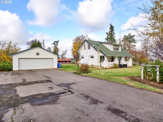 a view of a yard in front of house