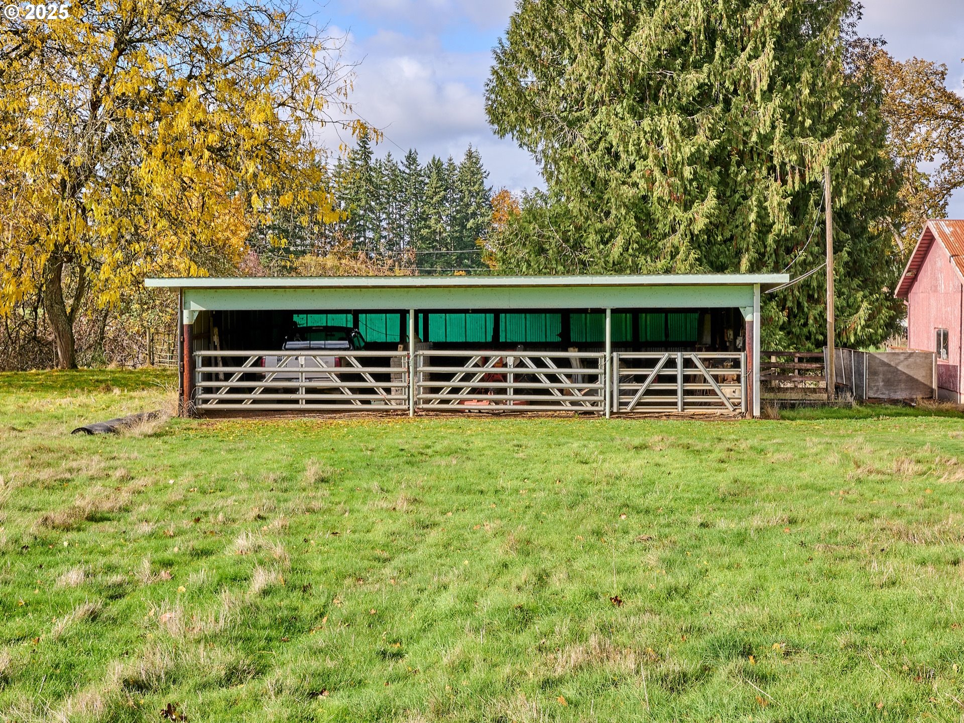 13595 South Warrick Road Molalla, OR 97038 - Photo 29 of 48 a front view of a house with garden