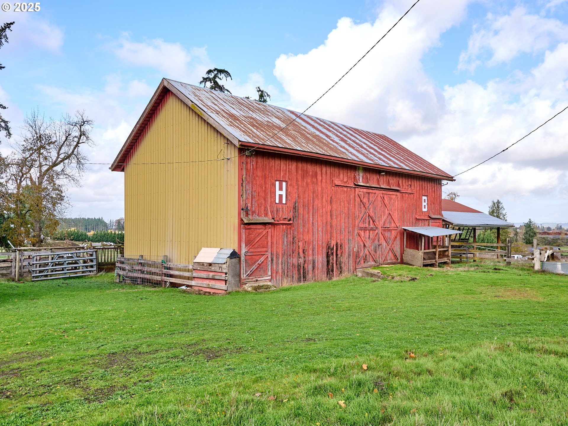 13595 South Warrick Road Molalla, OR 97038 - Photo 31 of 48 a front view of a house with garden