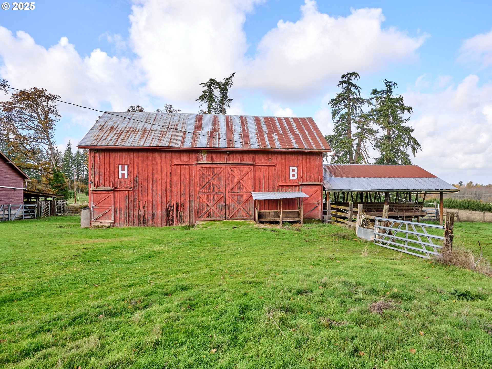 13595 South Warrick Road Molalla, OR 97038 - Photo 32 of 48 a backyard of a house with table and chairs