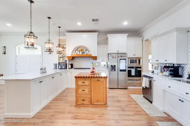 $740,000 | 105 Woodbine Drive, Lafayette, LA 70503