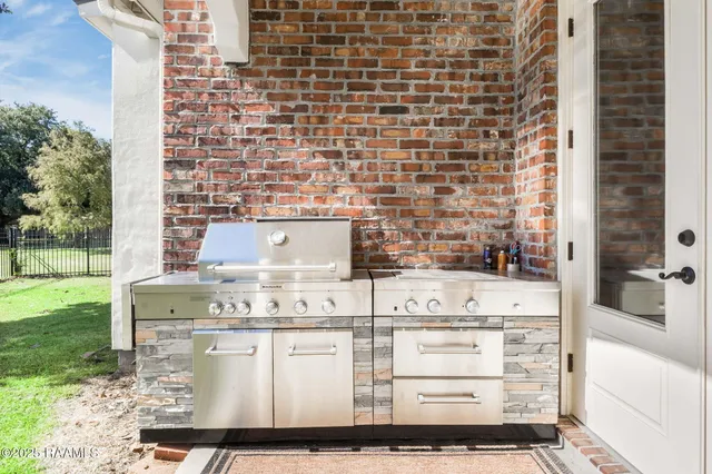 $740,000 | 105 Woodbine Drive, Lafayette, LA 70503