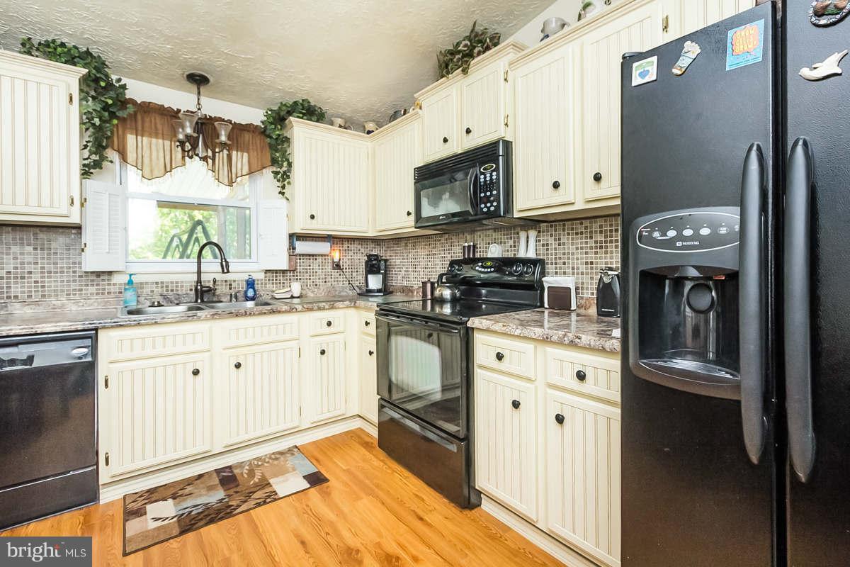 624 Fuselage Avenue Baltimore, MD 21221 - Photo 9 of 25 Kitchen
