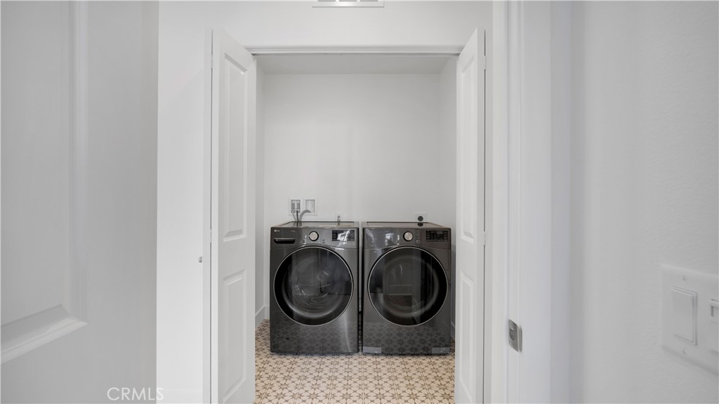 113 Junco Irvine, CA 92618 - Photo 38 of 47 a utility room with dryer and washer