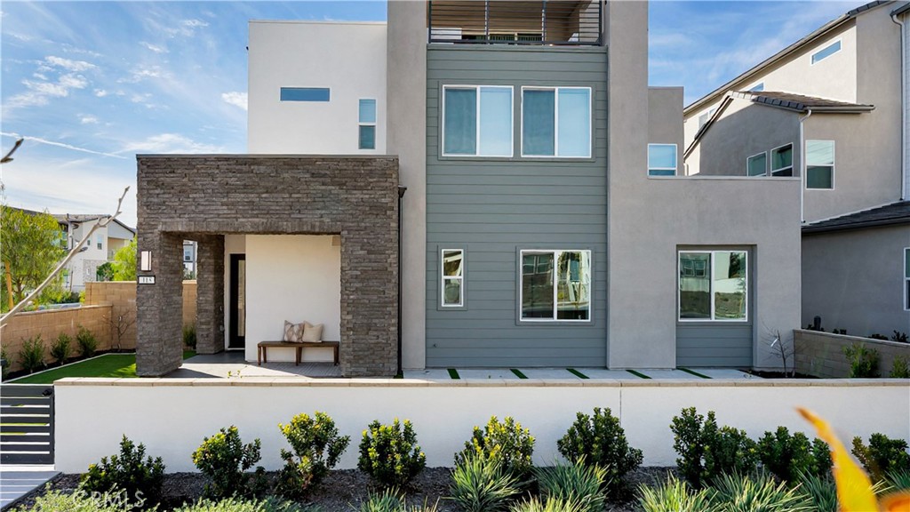 113 Junco Irvine, CA 92618 - Photo 47 of 47 a front view of a house with garden