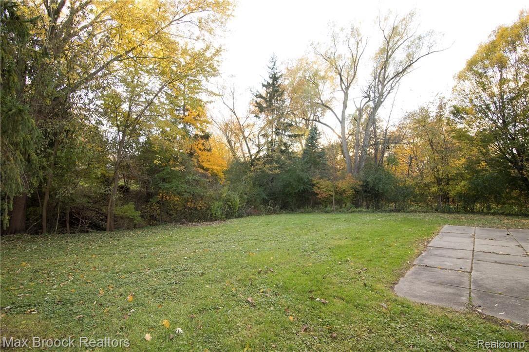 2731 West Wattles Road Troy, MI 48098 - Photo 36 of 38 Rt.Side2_backyard